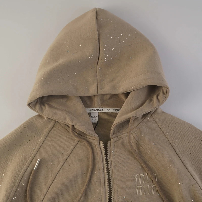 ست هودی و شلوار دخترانه اکلیلی طرح min min – رنگ کرم بژ