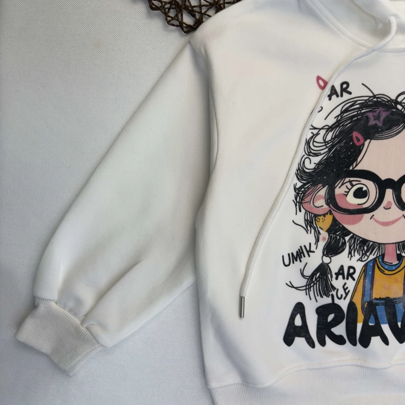 هودی جلو دختر عینکی