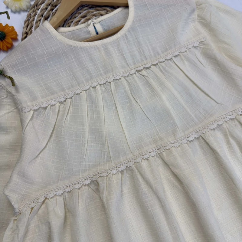 شومیز دخترانه نخی کرم مدل چین‌دار با نوار توری