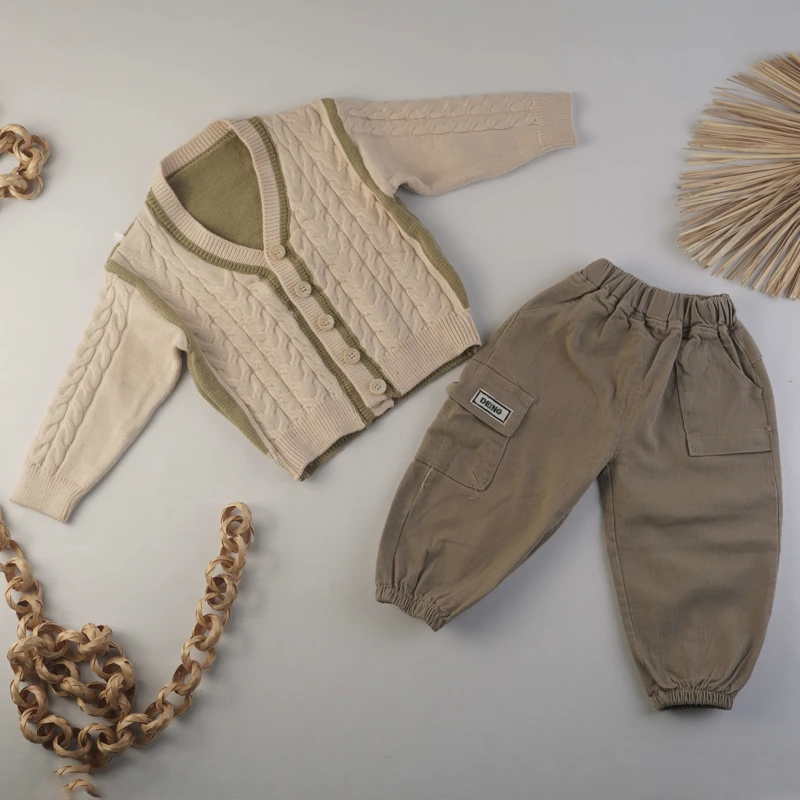 ست دو‌تکه ژاکت بافتنی طرح پیچ و شلوار مخمل کبریتی (مدل DEING)