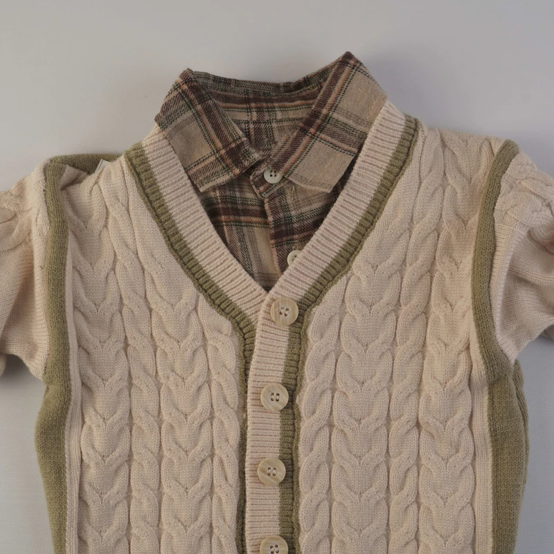 ست دو‌تکه ژاکت بافتنی طرح پیچ و شلوار مخمل کبریتی (مدل DEING)