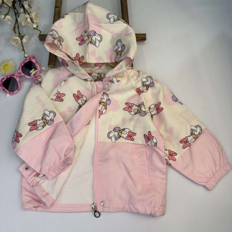 بادگیر و کاپشن بهاره دخترانه کلاه‌دار طرح دیزی داک (Daisy Duck) – رنگ صورتی و کرم