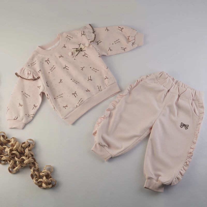 ست بلوز و شلوار دخترانه طرح پاپیون و سرشانه چین‌دار (صورتی ملایم)