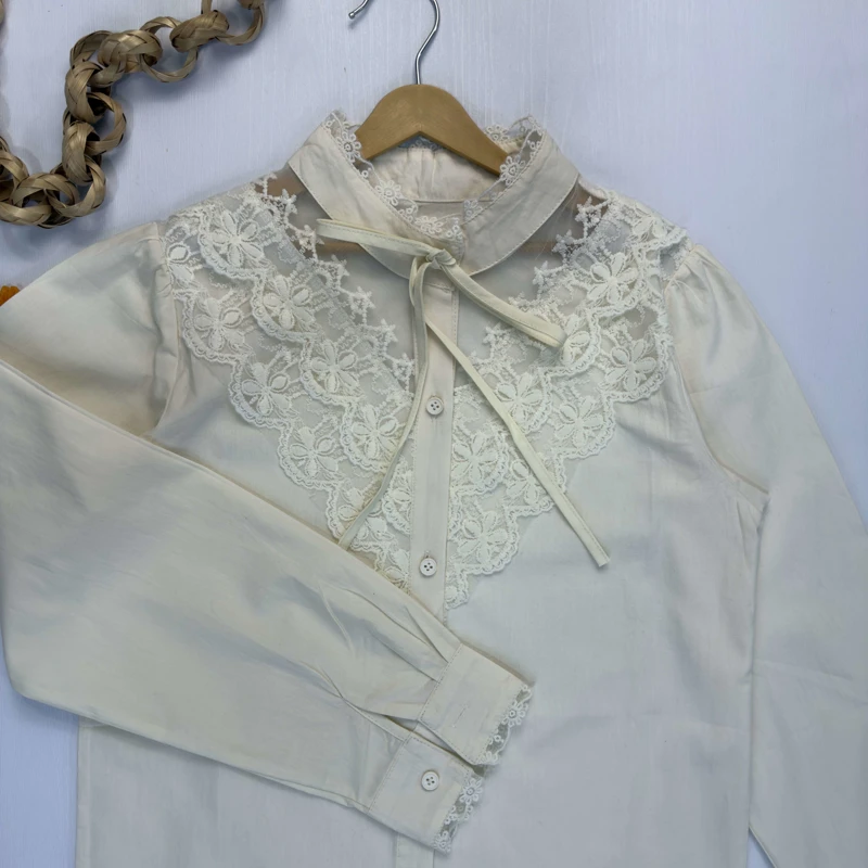 شومیز کرم مجلسی با خرج‌کار گیپور و یقه پاپیونی (مدل وینتیج)