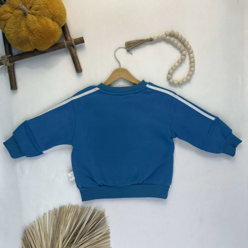 جزئیات یقه گرد کش‌بافت و دوخت سرشانه بلوز اسپرت کودک.
