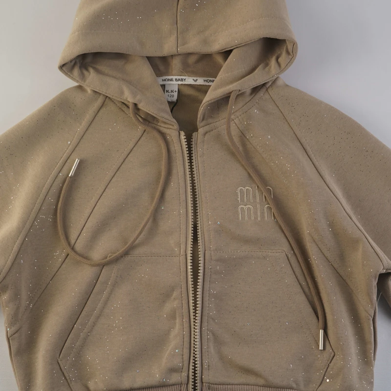 نمای کلی ست هودی و شلوار دخترانه کرم بژ طرح min min