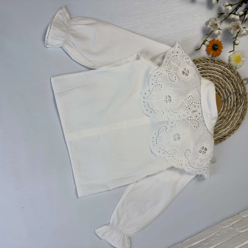 شومیز بچگانه مجلسی سفید با آستین‌های مچ دار چین‌دار.