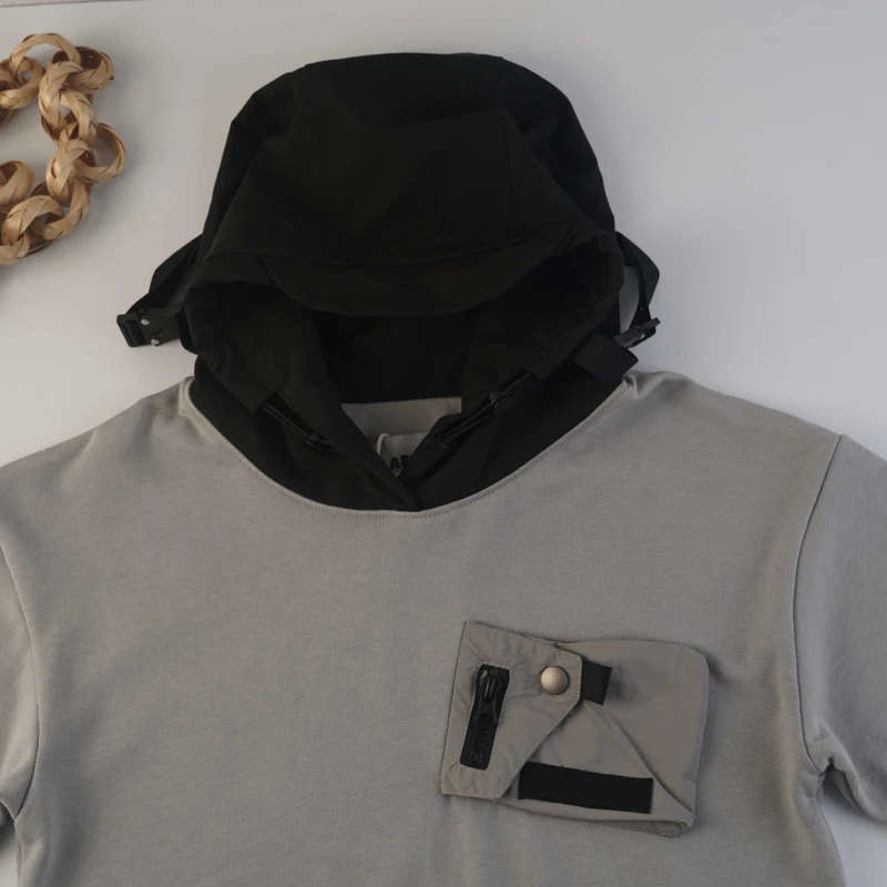 نمای کلی هودی طوسی مشکی بچگانه با طراحی مدرن