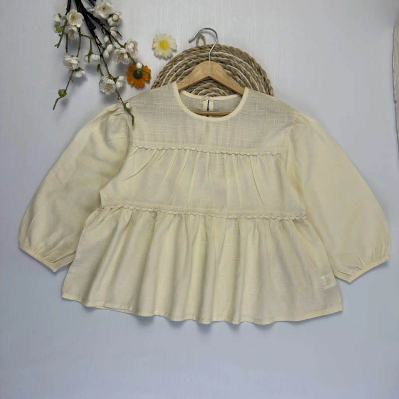 شومیز دخترانه نخی رنگ کرم با آستین‌های پف‌دار و چین‌دار