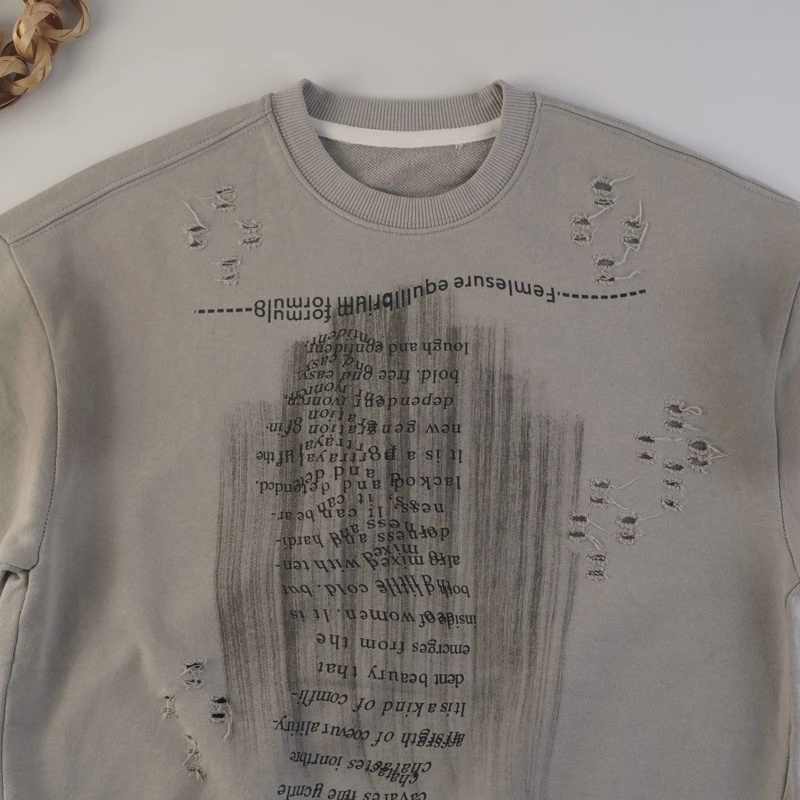 جزئیات چاپ متن گرافیکی روی لباس دورس پاییزه