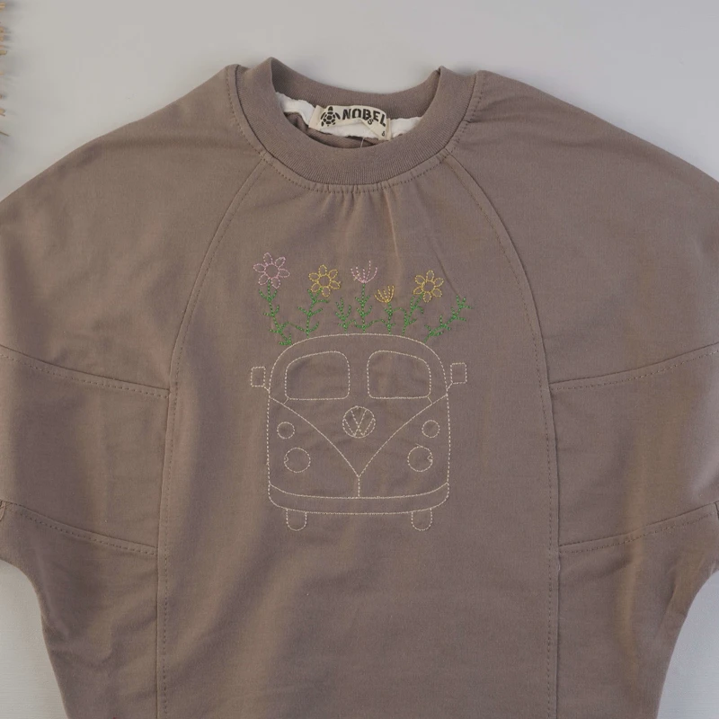 بلوز دورس خاکی بچگانه با آستین خفاشی و تن‌خور آزاد