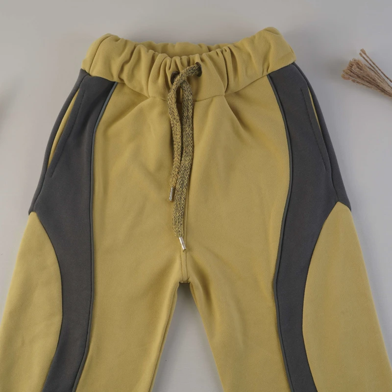 جزئیات کمر کشی و بند تنظیم شلوار اسلش بچگانه