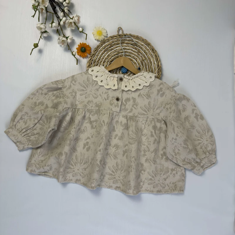 جزئیات یقه گیپور دوزی شده و دکمه‌دار شومیز بچه گانه مجلسی.