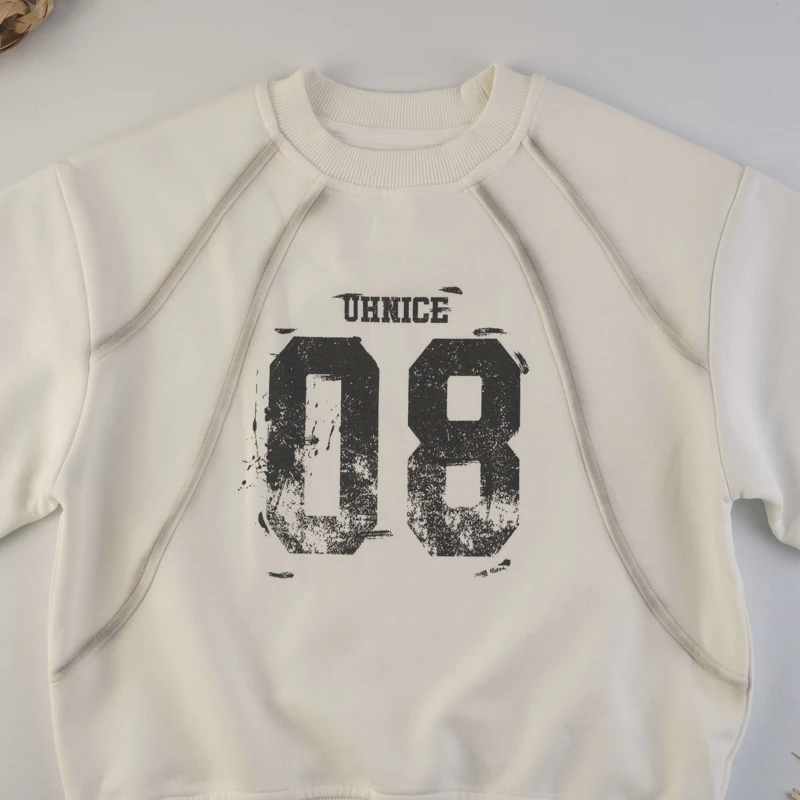 جزئیات چاپ وینتیج عدد 08 روی بلوز دورس کودک