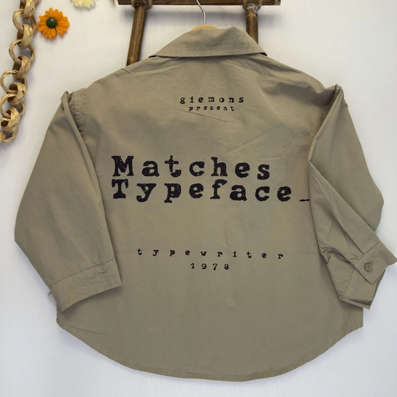 نمای پشت پیراهن اسپرت کودک با چاپ بزرگ مشکی Matches Typeface