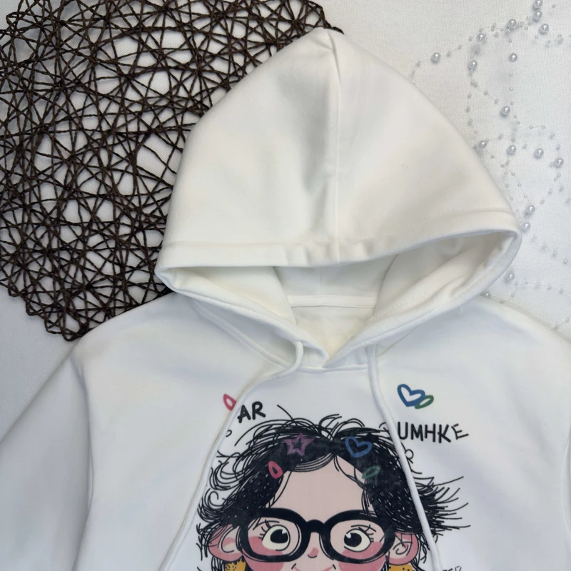 هودی جلو دختر عینکی