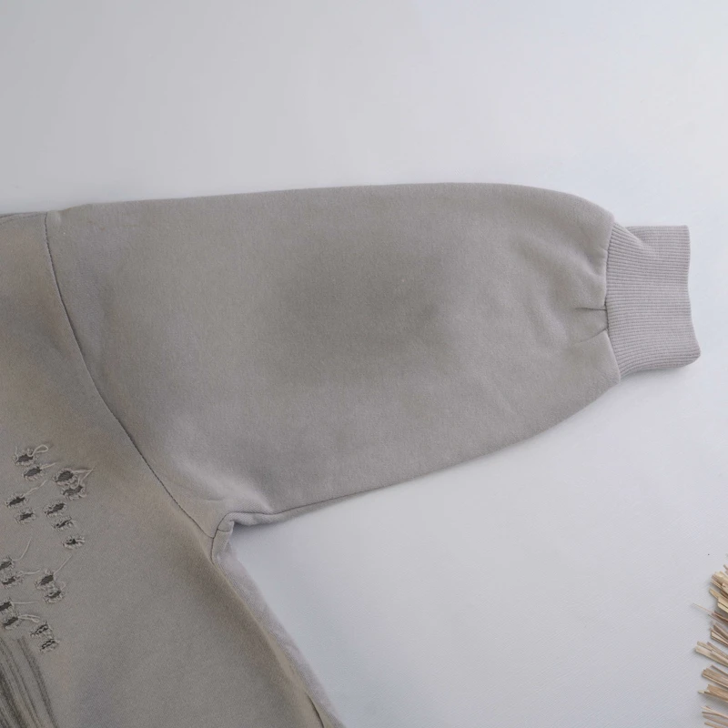 نمای نزدیک زاپ‌ها و دکمه‌های تزئینی دورس اورسایز