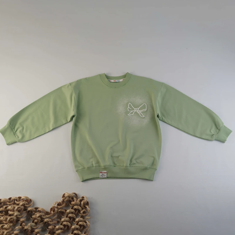 نمای نزدیک از چاپ پاپیون روی بلوز دورس دخترانه