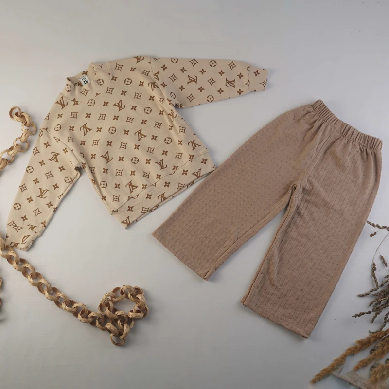 ست بلوز کرم طرح LV و شلوار نسکافه ایی کبریتی دخترانه