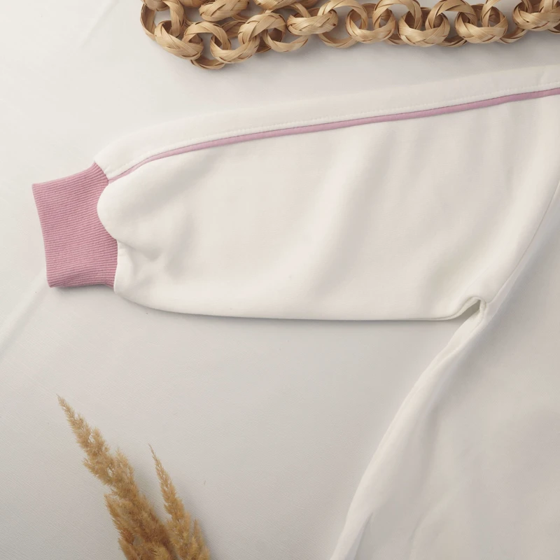 نمای نزدیک از نوار دوزی روی آستین و مچ صورتی دورس پاییزه