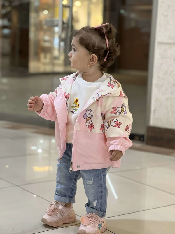 بادگیر اسپرت دخترانه مناسب بهار روی زمینه سفید