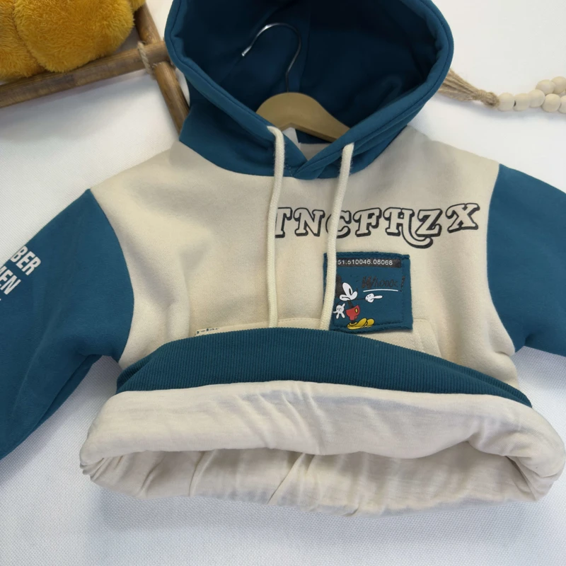 جزئیات چاپ نوشته انگلیسی روی آستین و جیب هودی کودک