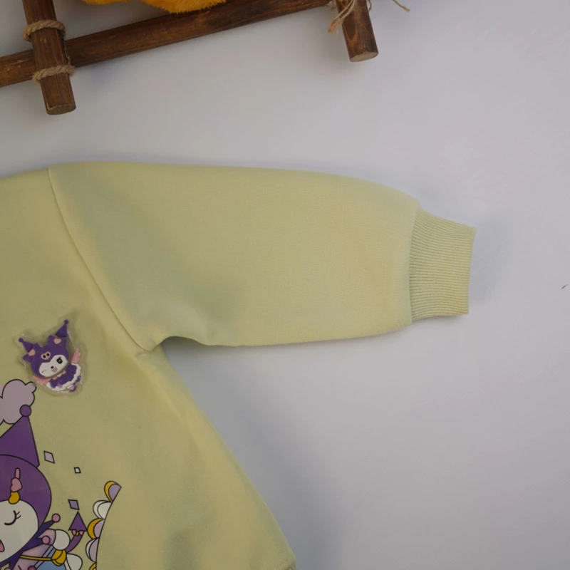 نمای نزدیک بلوز دخترانه کرومی