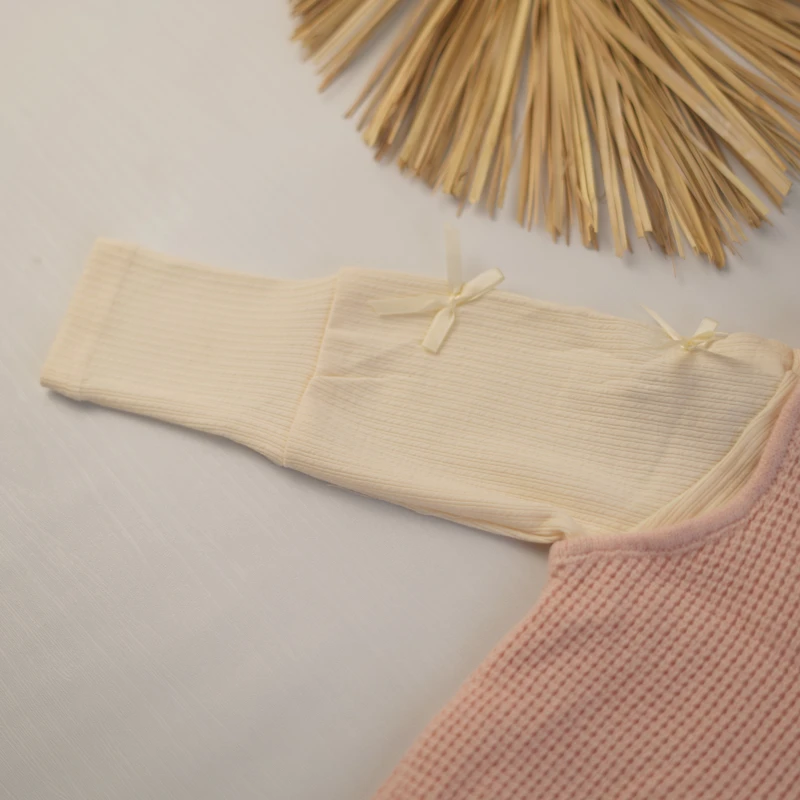 جلیقه بافت صورتی دخترانه با پاپیون‌های رنگی