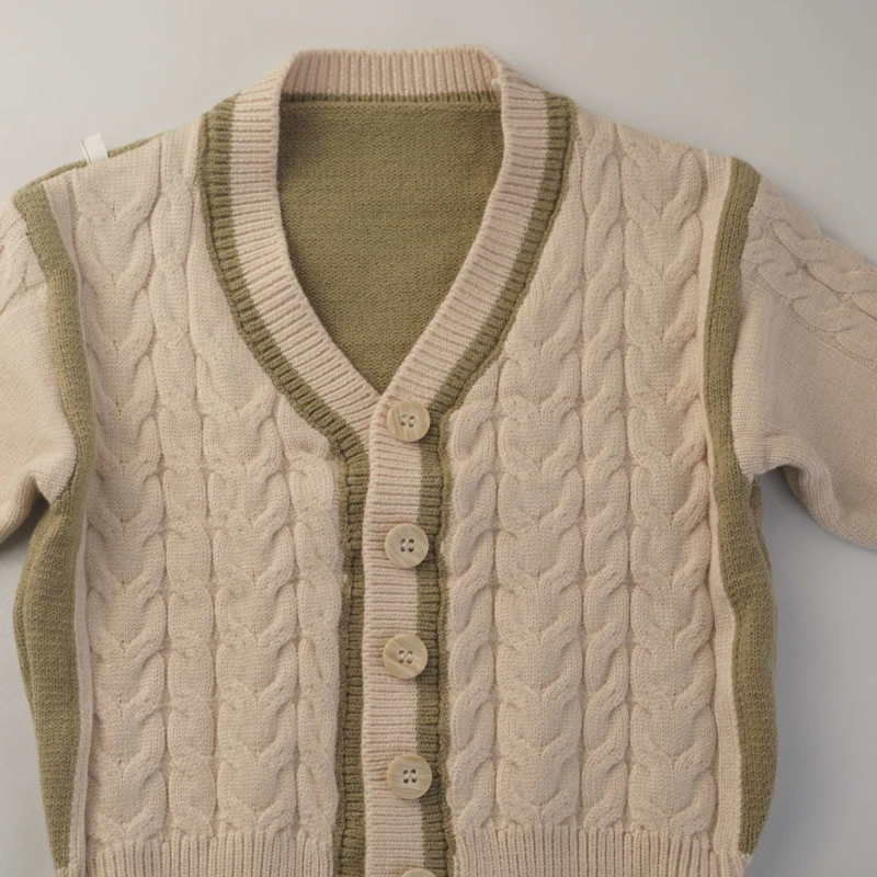 نمای نزدیک ژاکت بافتنی دکمه‌دار طرح پیچ پسرانه و دخترانه