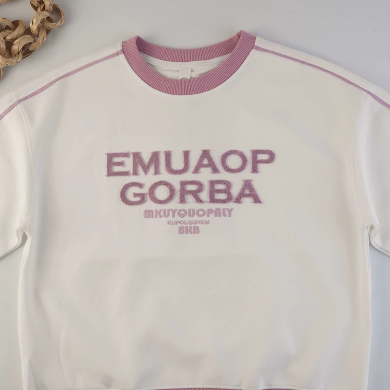 جزئیات چاپ روی سینه و یقه کشباف دورس دو رنگ دخترانه