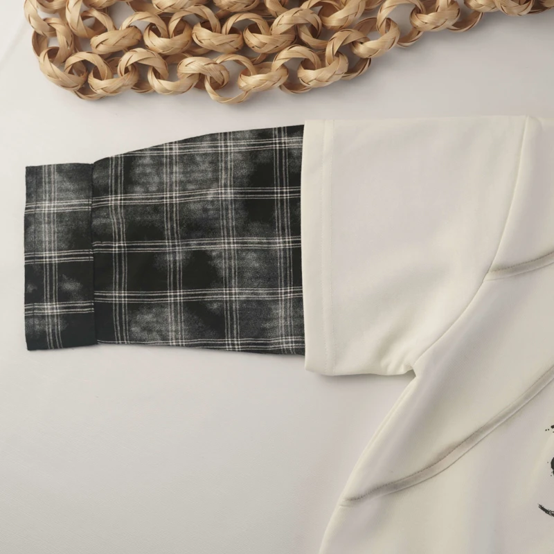 نمای نزدیک درزهای برجسته و تزئینی روی دورس بچگانه