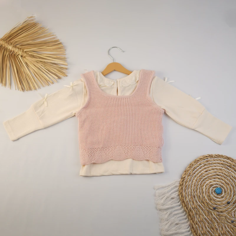 ست بچگانه بلوز نخ‌پنبه‌ای کرم با جلیقه پاپیون‌دار