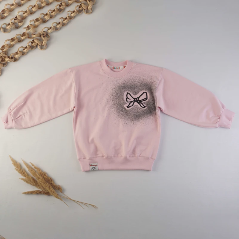 نمای نزدیک از چاپ پاپیون روی بلوز دورس دخترانه