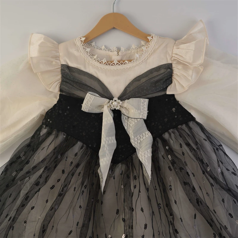 جزئیات مرواریددوزی و پاپیون روی کمر پیراهن مجلسی کودک