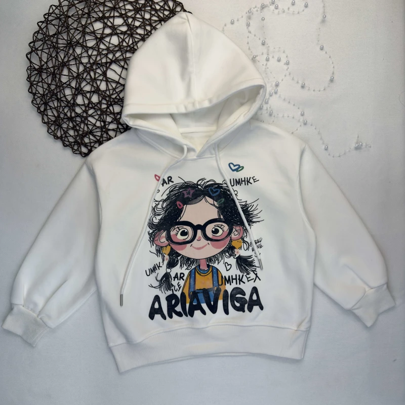 هودی جلو دختر عینکی