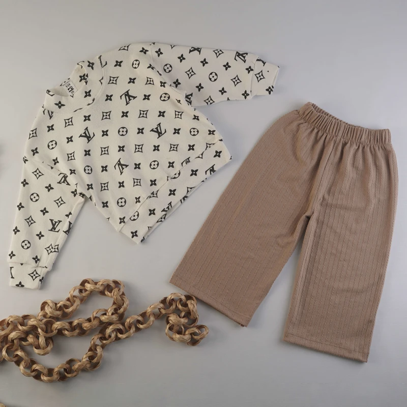 ست بلوز سفید طرح LV و شلوار نسکافه ایی کبریتی دخترانه