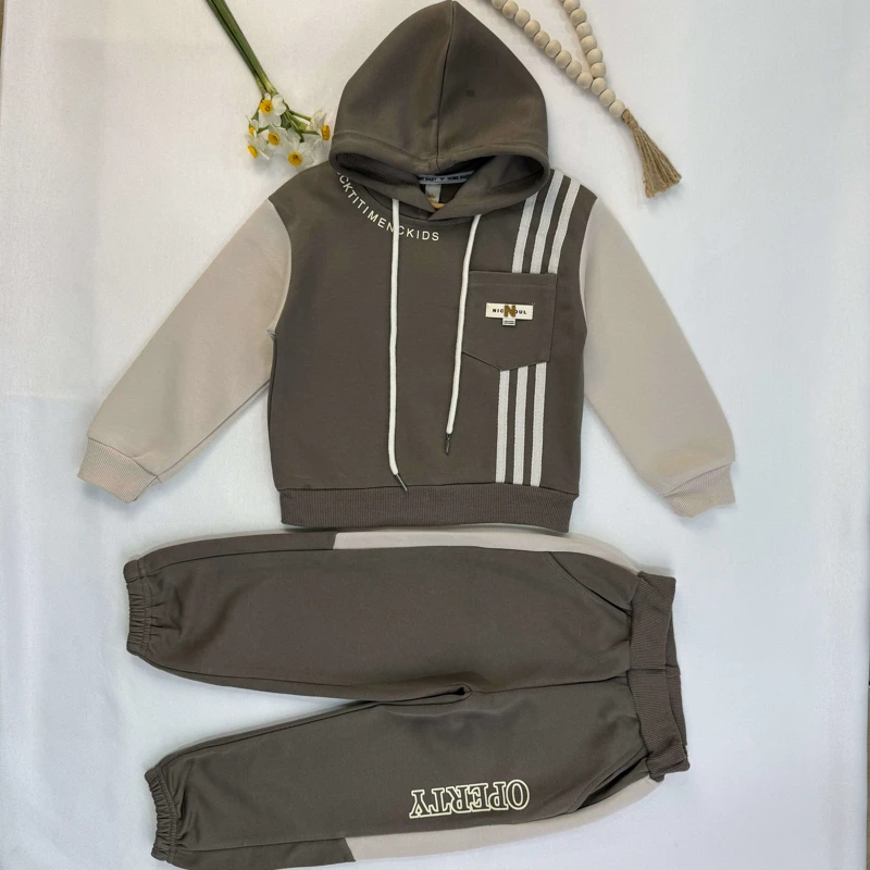 ست هودی و شلوار بچه‌گانه رنگ دودی و کرم با طرح سه خط روی زمین