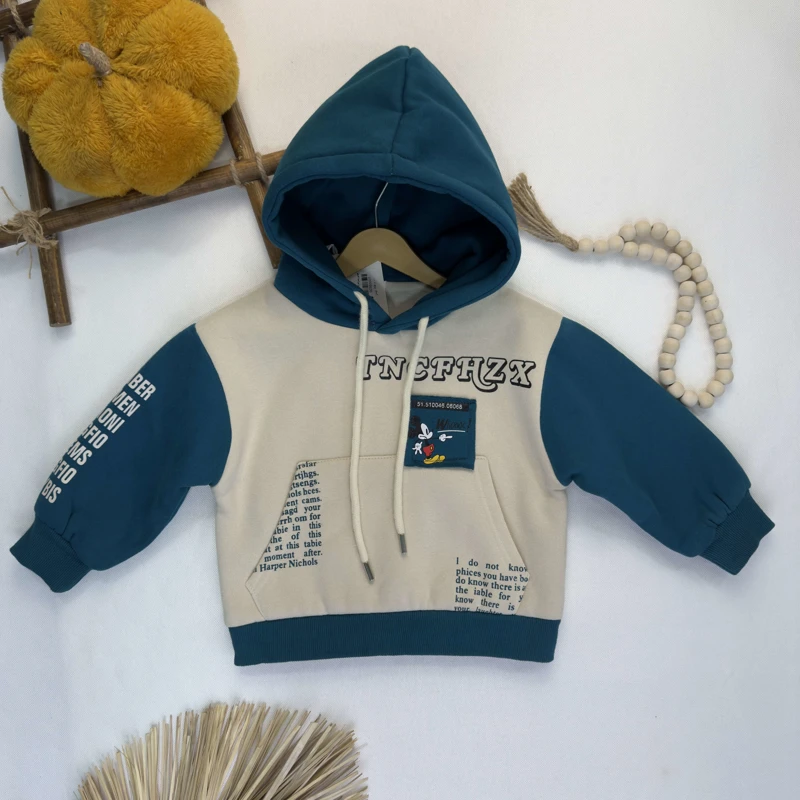 نمای روبرو هودی بچه‌گانه دو رنگ کرم و کله‌غازی با طرح میکی موس