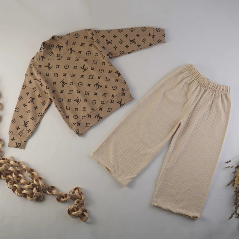 ست بلوز نسکافه‌ای طرح LV و شلوار کرم کبریتی دخترانه