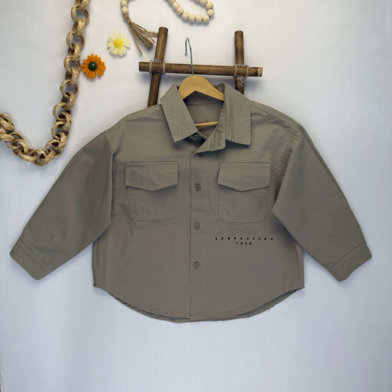 نمای جلوی پیراهن کتان بچگانه رنگ خاکی با دو جیب پاکتی و دکمه‌های باز