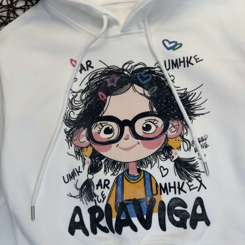 هودی جلو دختر عینکی