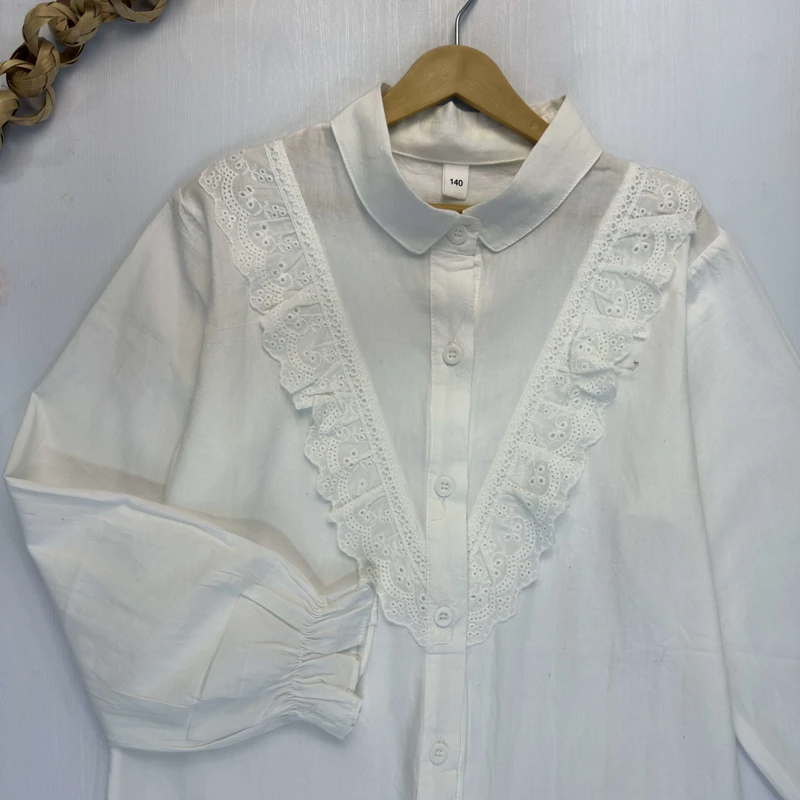 نمای نزدیک دکمه‌ها و جنس پارچه شومیز نخی دخترانه