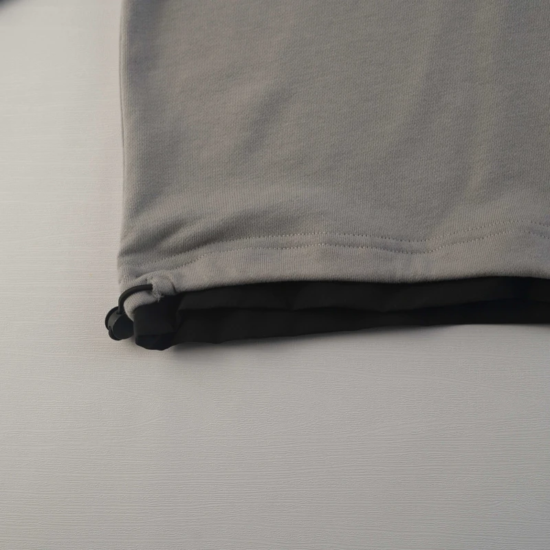 نمای نزدیک از بافت پارچه و کلاه مشکی هودی اسپرت بچگانه