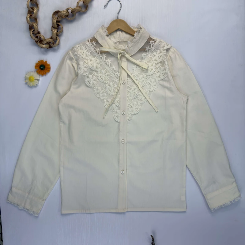 شومیز کرم رنگ مجلسی با یقه تور گیپور و پاپیون روی رگال چوبی